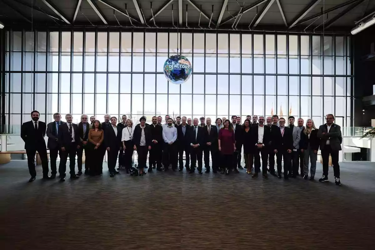 Jordi Hereu junto a representantes de las 30 empresas que forman parte del ecosistema de DFactory Barcelona Jordi Hereu junto a representantes de las 30 empresas que forman parte del ecosistema de DFactory Barcelona