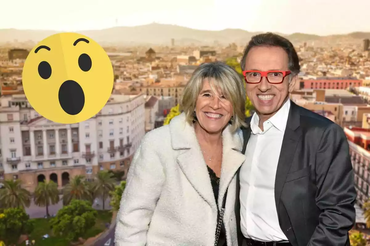 Una pareja sonriente posa frente a un paisaje urbano con un emoji sorprendido en la esquina izquierda.