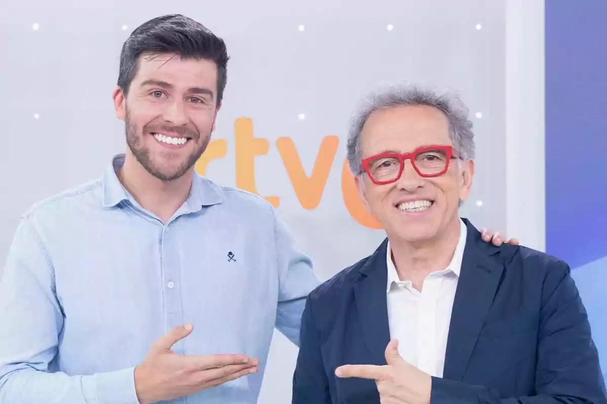 Rodrigo Vázquez y Jordi Hurtado sonrientes posan juntos en la presentación de Saber y Ganar uno lleva gafas rojas y ambos se señalan mutuamente Rodrigo Vázquez y Jordi Hurtado sonrientes posan juntos en la presentación de Saber y Ganar uno lleva gafas rojas y ambos se señalan mutuamente