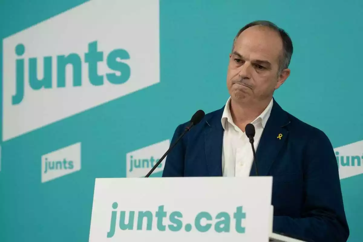 El secretario general de Junts per Catalunya, Jordi Turull, con rostro serio, interviene durante una rueda de prensa en la sede del partido, el 29 de mayo del 2023, en Barcelona