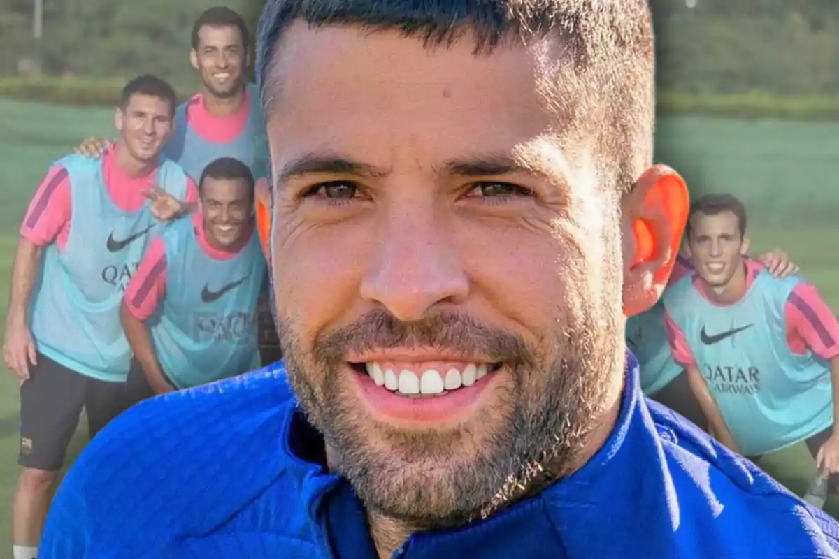 Jordi Alba en primer plano con varios jugadores del FC Barcelona al fondo