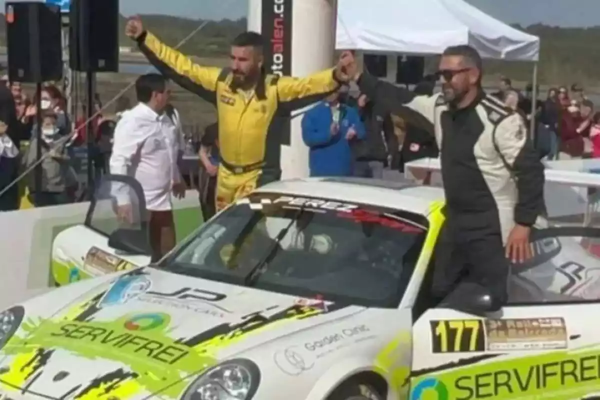 Ángel Pérez y Jorge Pérez subidos en su coche de rally con las puertas abiertas en una carrera