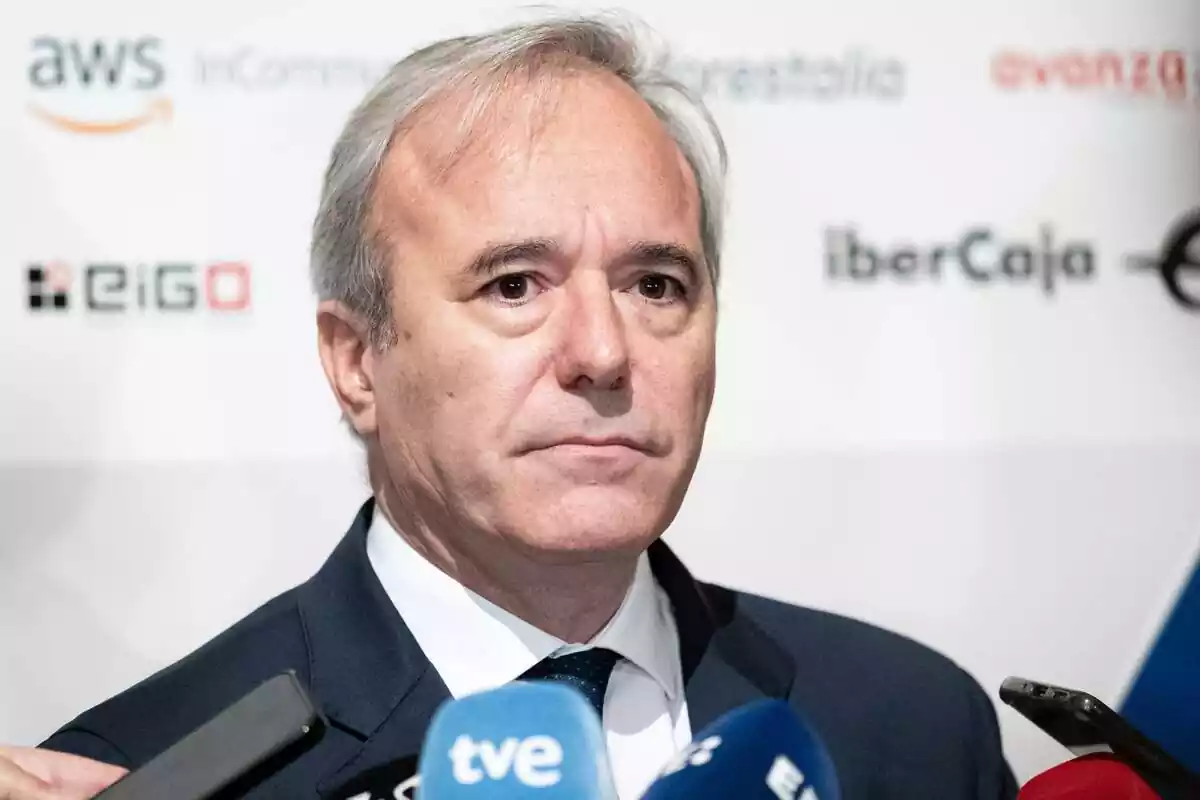 El presidente del Gobierno de Aragón, Jorge Azcón, atiende a los medios de comunicación durante un encuentro informativo, en el Teatro Real, a 13 de diciembre de 2023, en Madrid