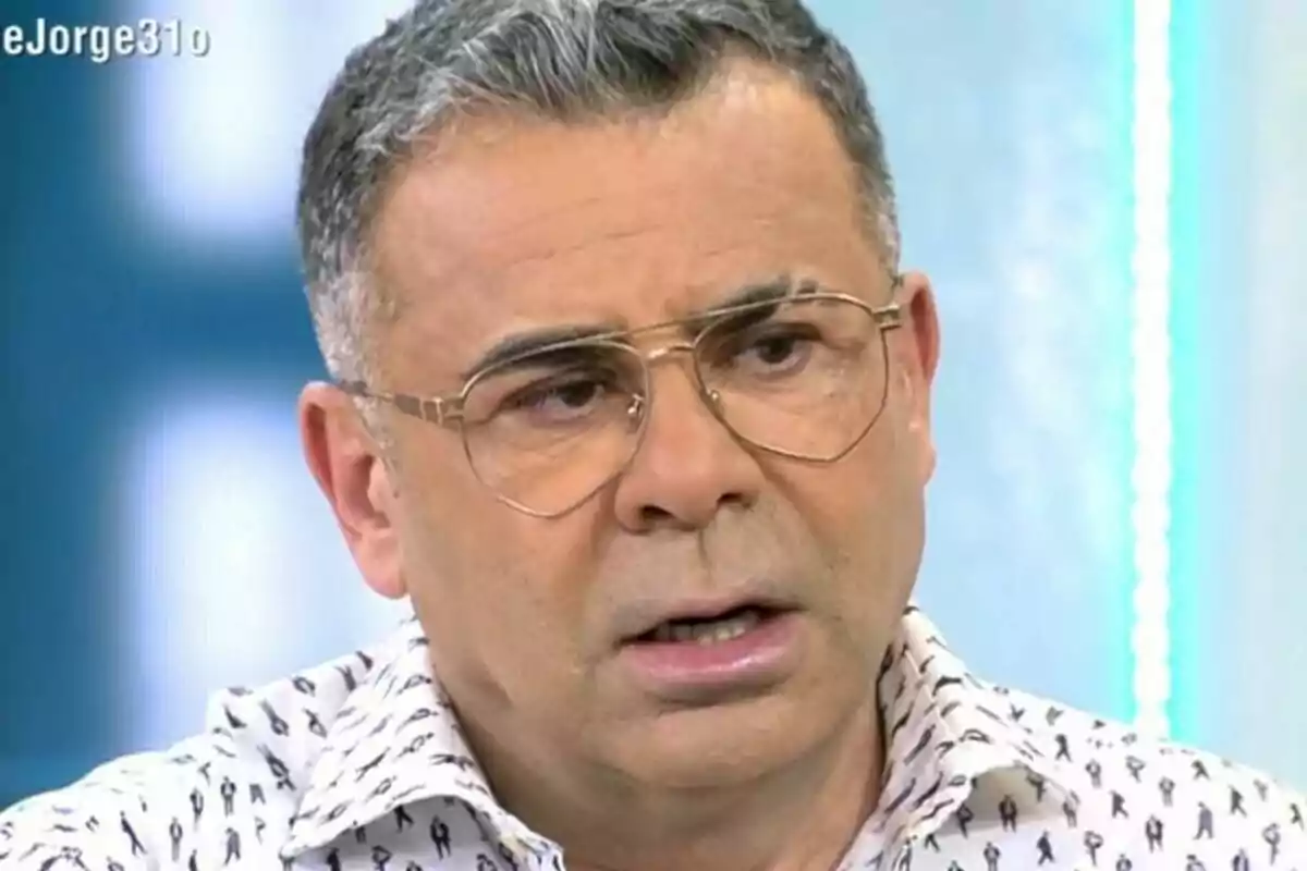 Jorge Javier Vázquez con gafas y camisa con expresión de impacto en El Diario de Jorge.