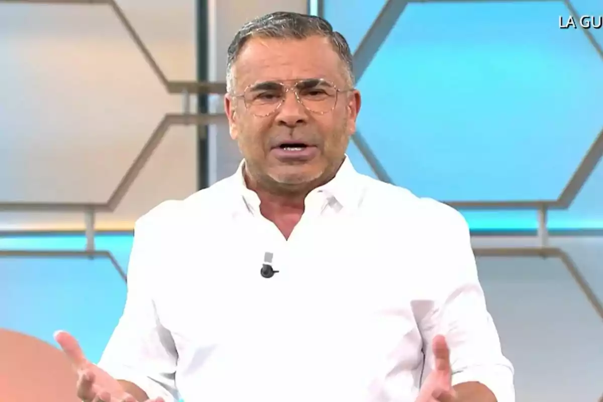 Captura de Jorge Javier Vázquez con camisa blanca y gafas hablando en el estreno de El Diario de Jorge