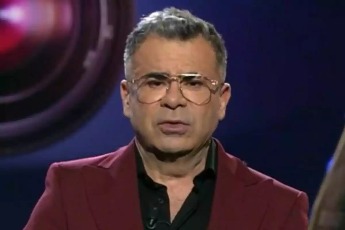 Jorge Javier Vázquez con gafas y chaqueta roja en el plató de Gran Hermano.