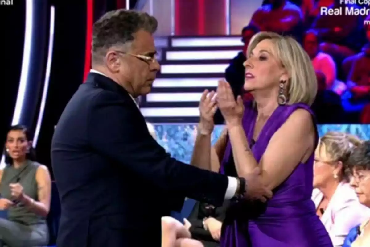 Jorge Javier Vázquez y la madre de Violeta interactúan en el plató de Gran Hermano mientras el público observa.