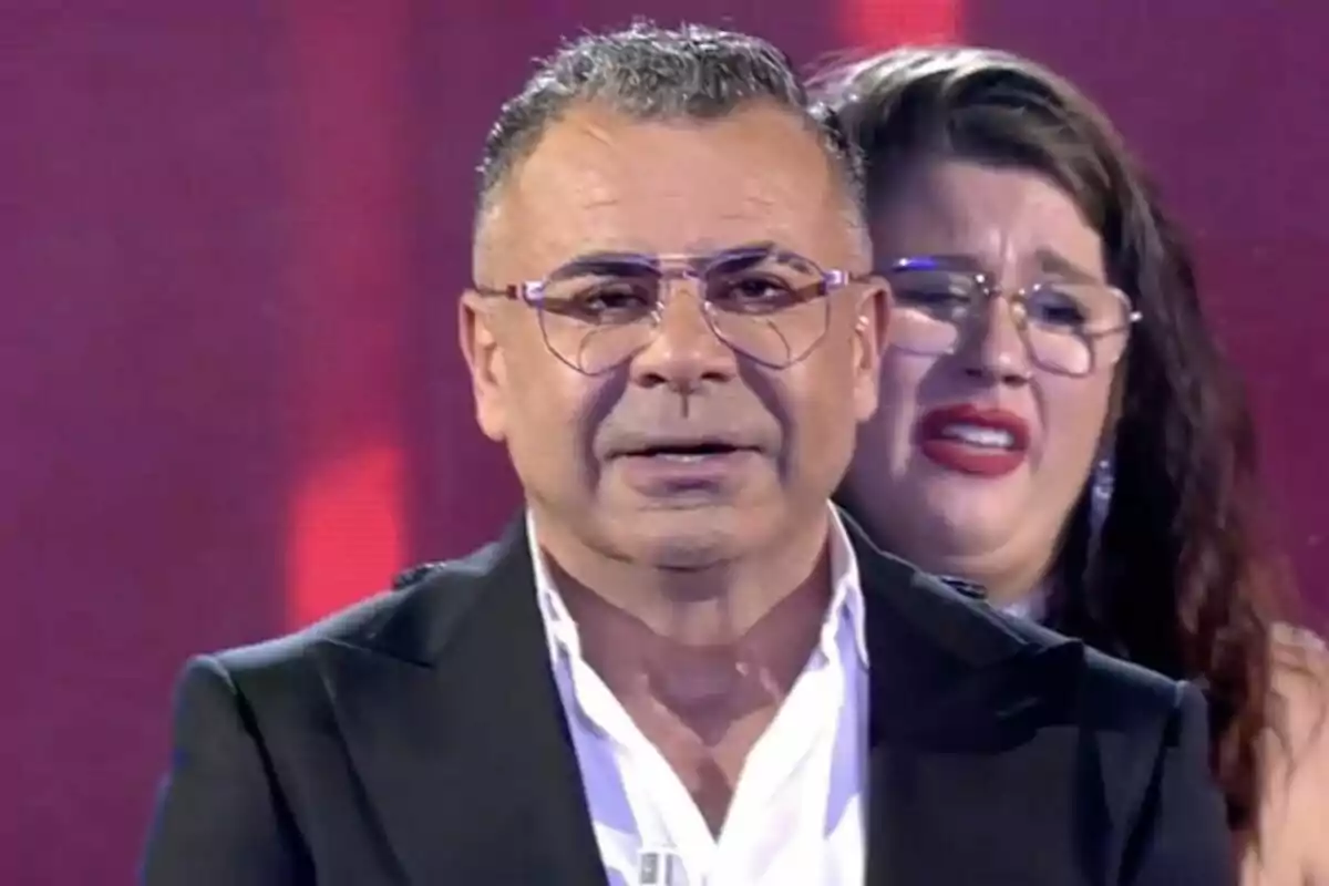 Jorge Javier Vázquez con gafas mirando a cámara en el plató de Gran Hermano