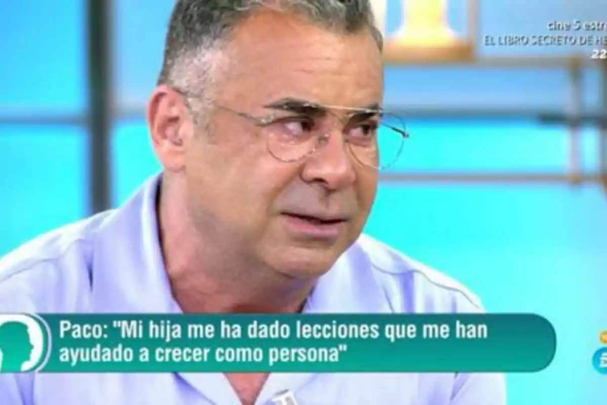 Jorge Javier Vázquez con gafas y camisa azul claro aparece en un programa de televisión con un mensaje en pantalla que dice "Paco, mi hija me ha dado lecciones que me han ayudado a crecer como persona".