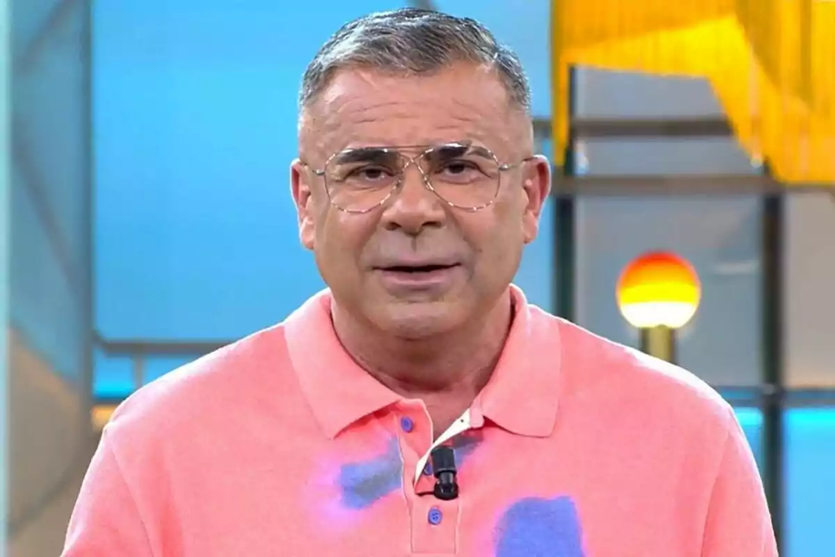 Captura de Jorge Javier Vázquez con gafas y camisa rosa en El Diario de Jorge