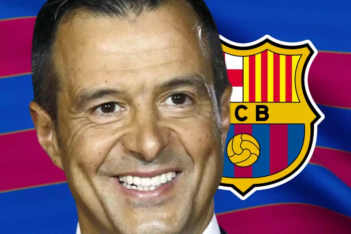 Un hombre sonriente con un fondo de la bandera y el escudo del FC Barcelona.