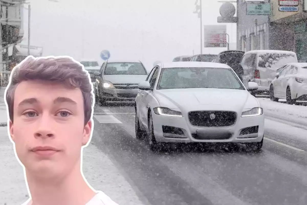 Imagen de fondo de varios coches circulando por una carretera nevada de Galicia y otra imagen de Jorge Rey en primer plano