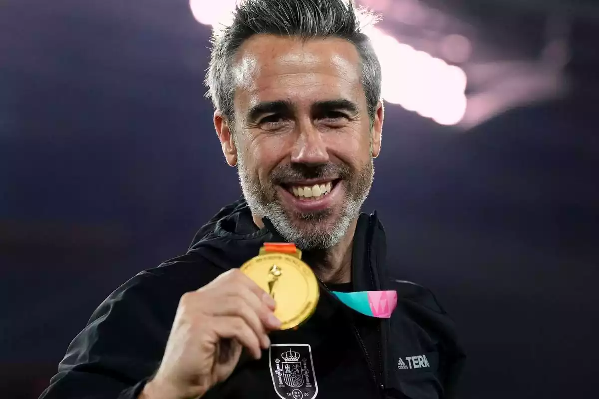 Jorge Vilda enseñando la medalla de Campeón del Mundo