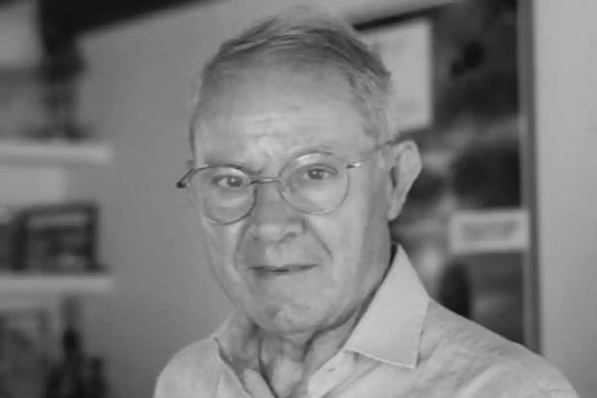 José Ángel de la Casa mayor con gafas y camisa clara en una fotografía en blanco y negro.