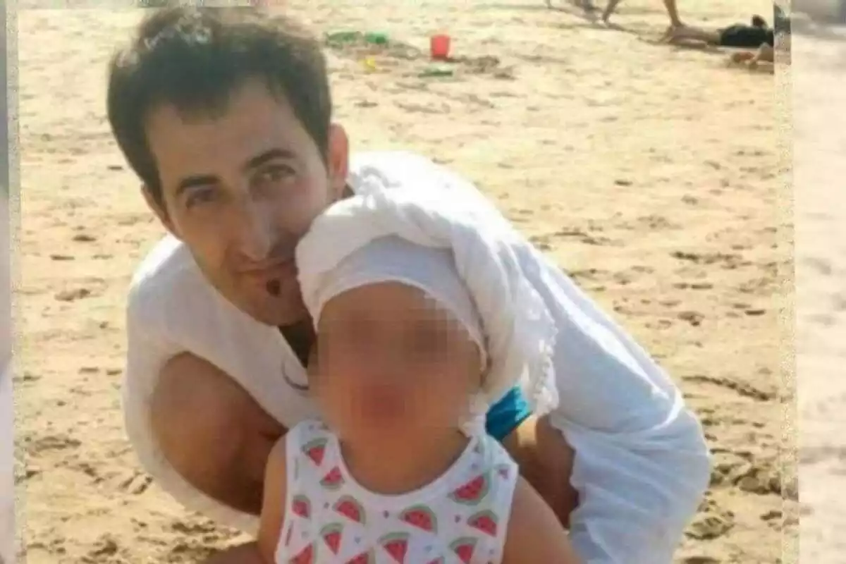 José Antonio Torres con una niña en la playa