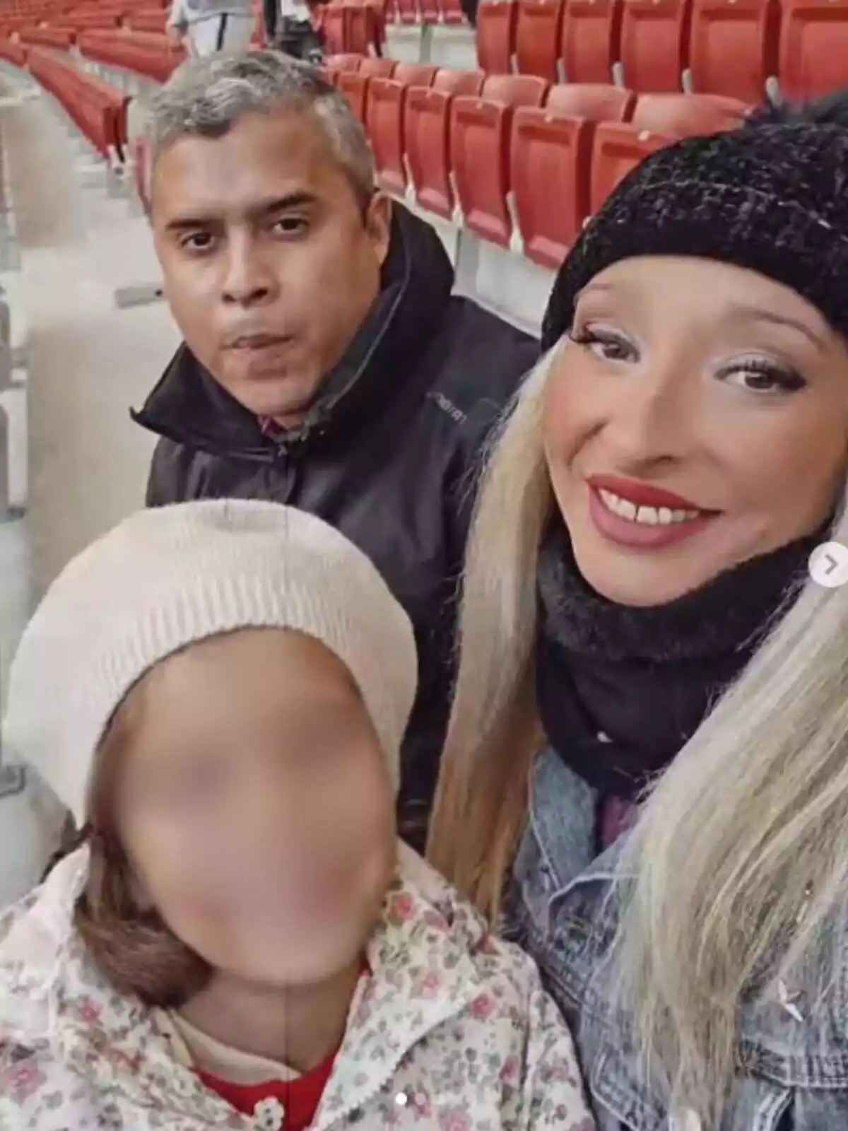 Post de Instagram con José Fernando Ortega, Michu y su hija sentados en unas gradas