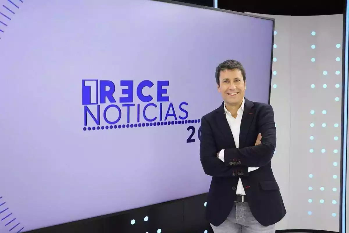 Jose Luis Pérez, con rostro sonriente, en el plató de Trece Noticias