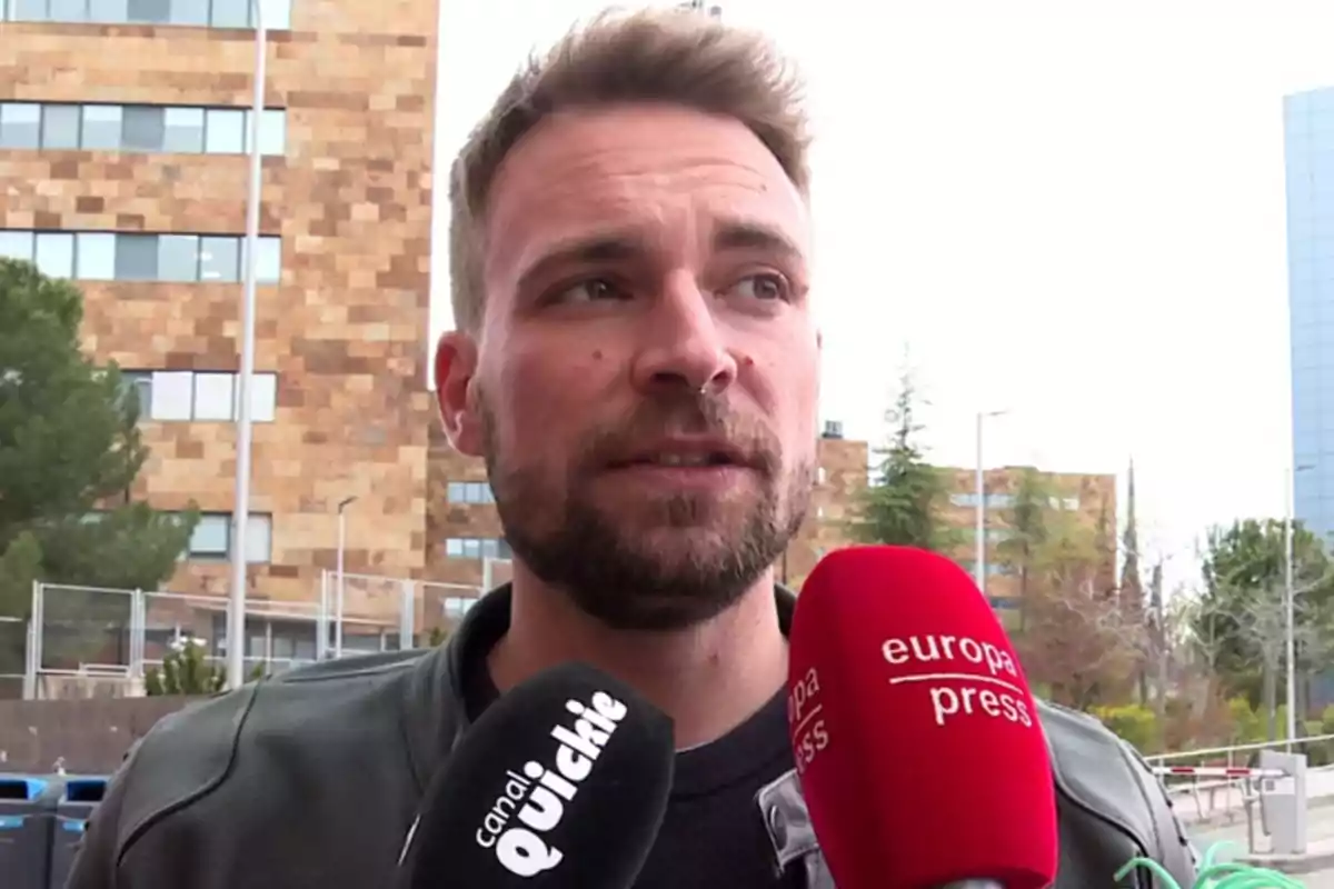 José María Almoguera con chaqueta oscura está siendo entrevistado por varios medios de comunicación al aire libre, con un edificio de fondo. José María Almoguera con chaqueta oscura está siendo entrevistado por varios medios de comunicación al aire libre, con un edificio de fondo.