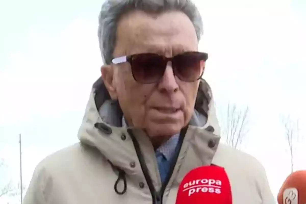 José Ortega Cano con gafas de sol y chaqueta clara es entrevistado por medios de comunicación. José Ortega Cano con gafas de sol y chaqueta clara es entrevistado por medios de comunicación.