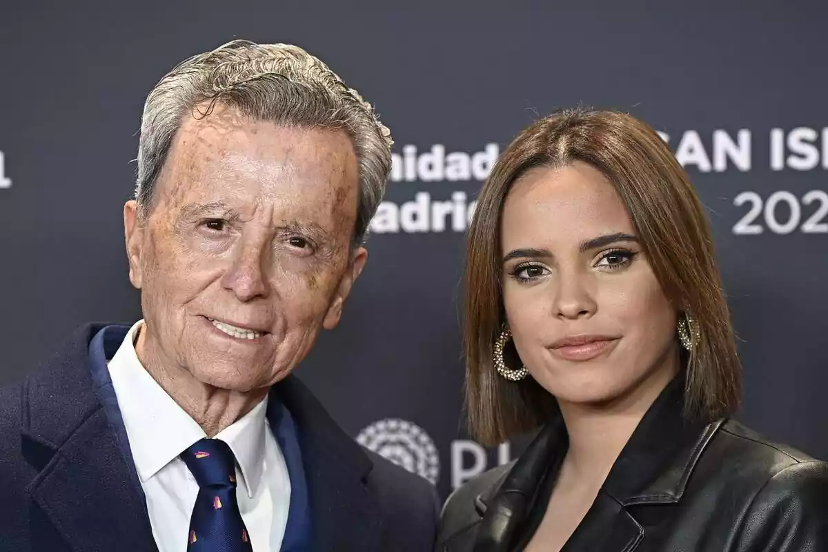 José Ortega Cano sonriendo con una corbata azul y Gloria Camila Ortega sonriendo con pendientes de aro