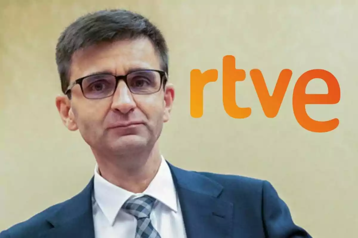 José Pablo López con gafas y traje frente al logo de RTVE.