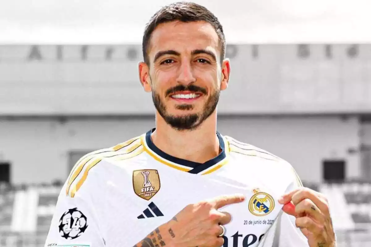 Joselu señalando el escudo del Real Madrid