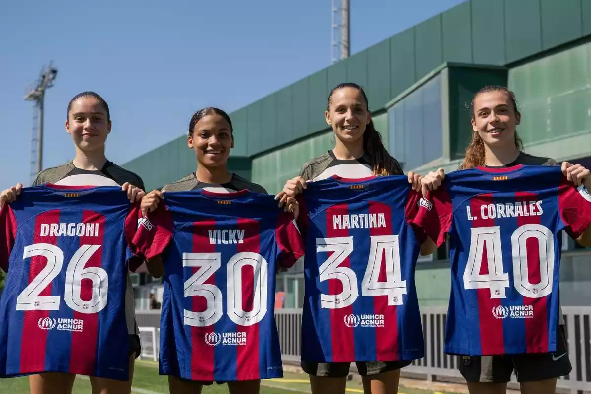 Vicky, Martina, Corrales y Dragoni posan con sus camisetas del Barça Femenino