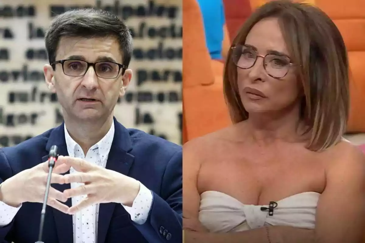 José Pablo López con gafas y saco azul está hablando frente a un micrófono mientras María Patiño con gafas y cabello suelto lleva un vestido blanco y está sentada en un sofá naranja