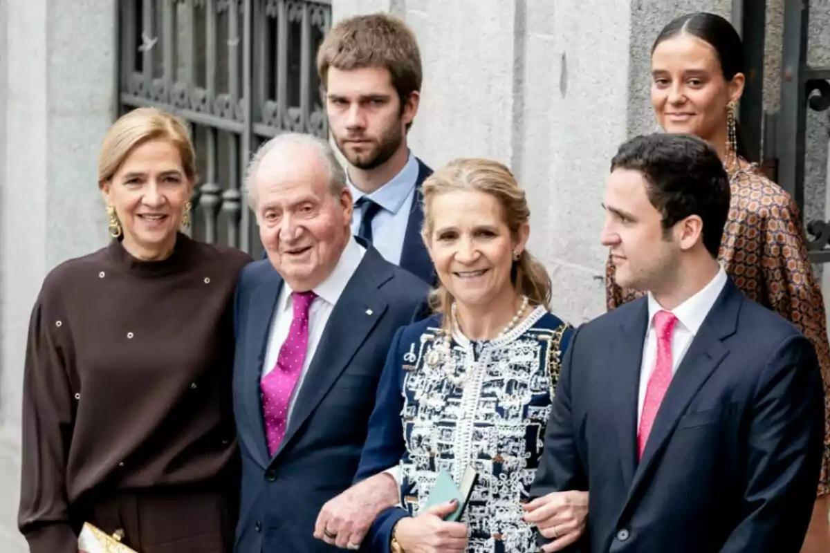 Un grupo de personas posando juntas frente a un edificio elegante. Un grupo de personas posando juntas frente a un edificio elegante.