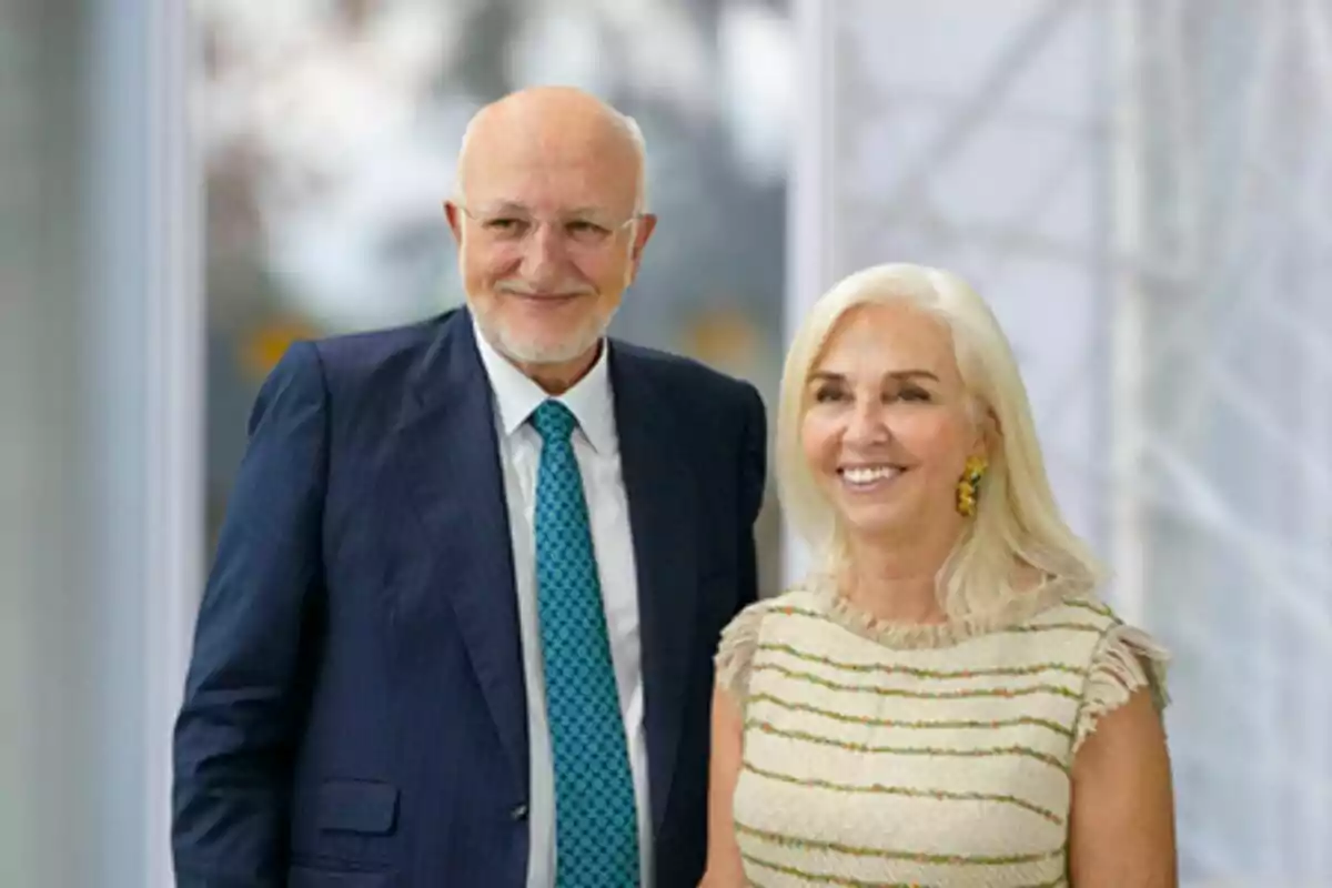 Juan Roig y Hortensia Herrero sonriente posando juntos en un entorno interior elegante.