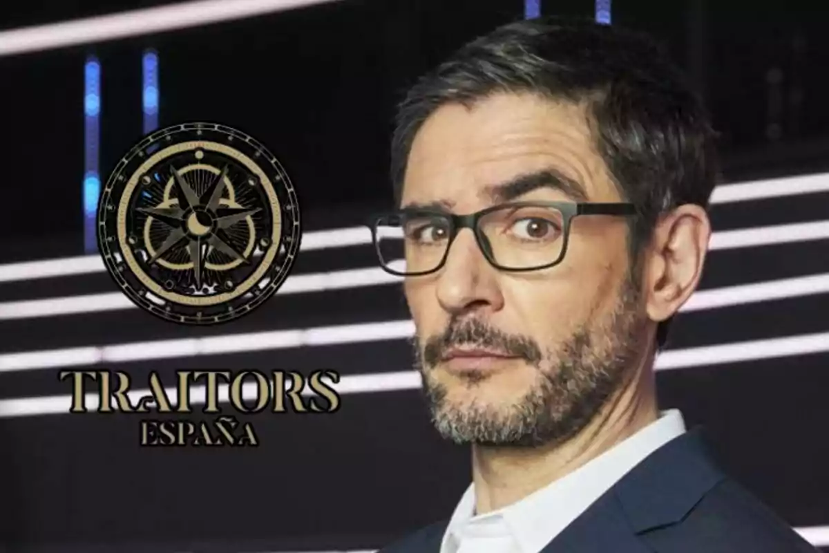 Juanra Bonet con gafas y barba frente a un fondo oscuro con líneas de luz y un logotipo circular con texto que dice "Traitors España".