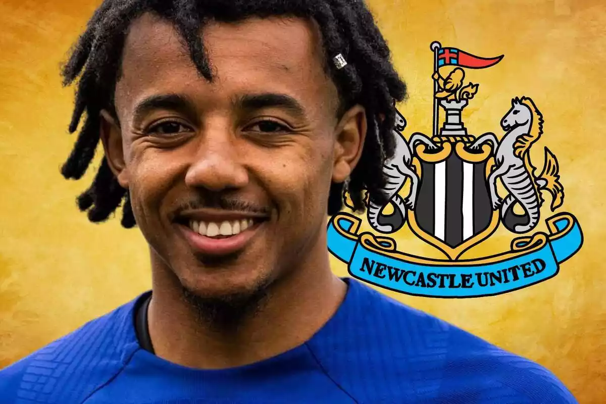 Jules Koundé sonriendo al lado del escudo del Newcastle