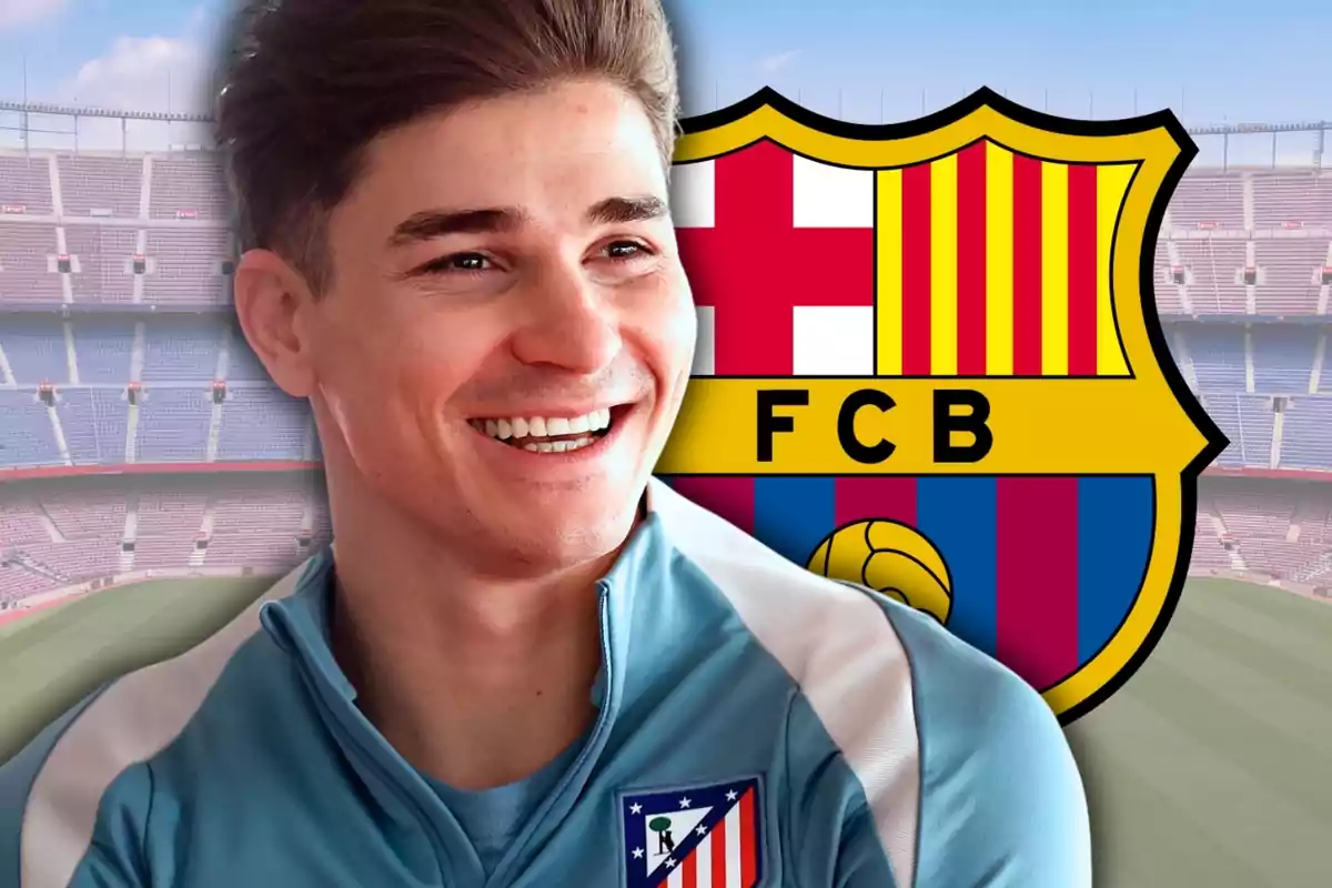 Un futbolista sonriente con el uniforme del Atlético de Madrid aparece frente al escudo del FC Barcelona en un estadio vacío