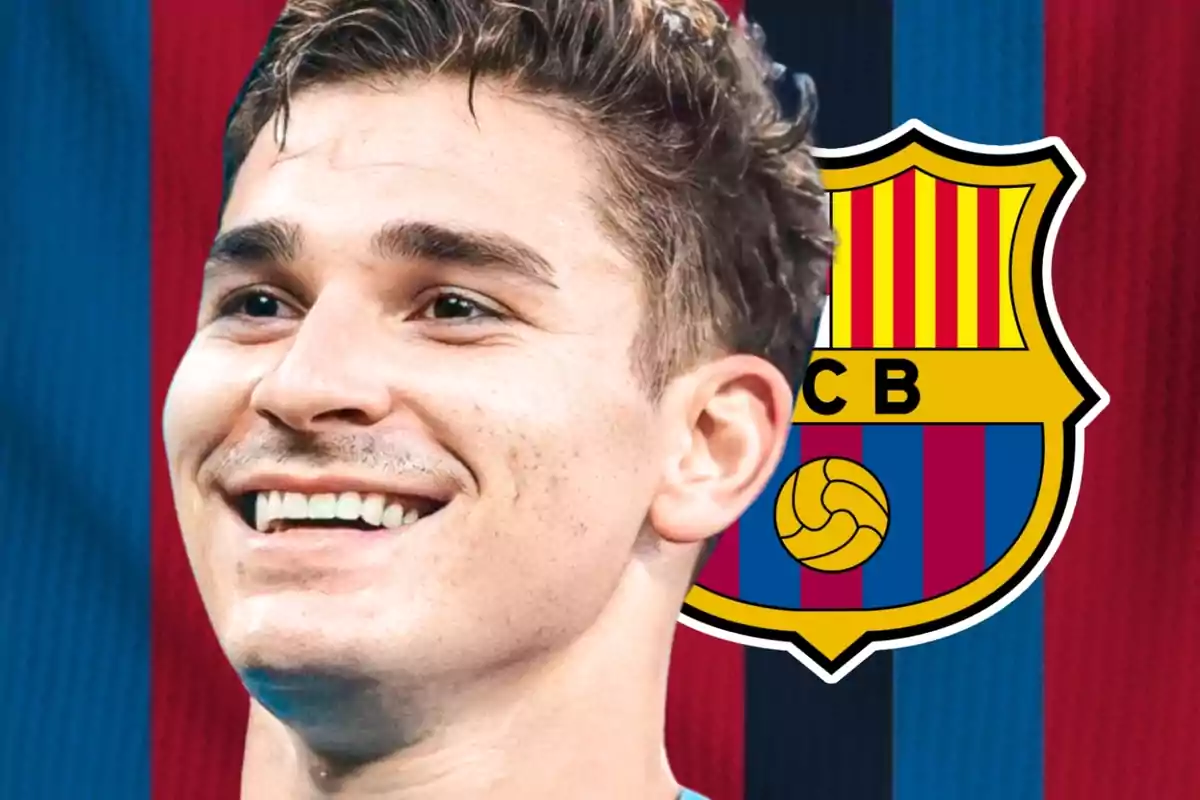 Un hombre sonriente con el escudo del FC Barcelona de fondo.