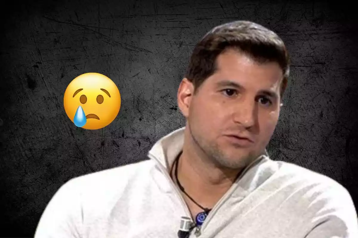 Montaje de Julián Contreras con un jersey blanco mirando triste al lado sobre un fondo oscuro y un emoji llorando