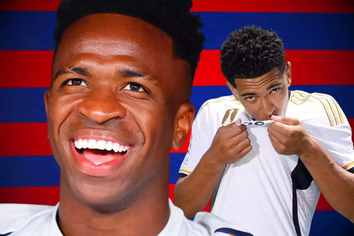 Dos jugadores de fútbol con camisetas blancas, uno sonriendo ampliamente y el otro besando el escudo de su camiseta, con un fondo de franjas rojas y azules.