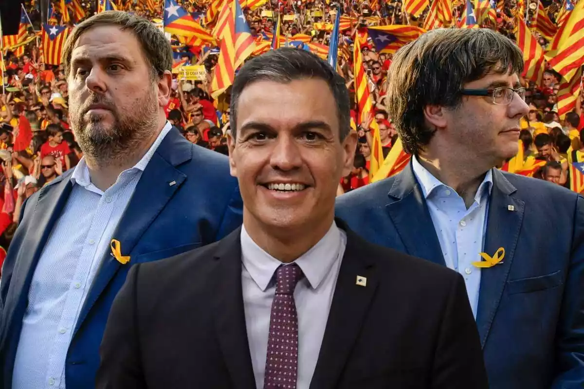 Montaje fotográfico con los 2 líderes independentistas Puigdemont y Junqueras, con Pedro Sánchez en primer plano y una manifestación llena de esteladas de fondo