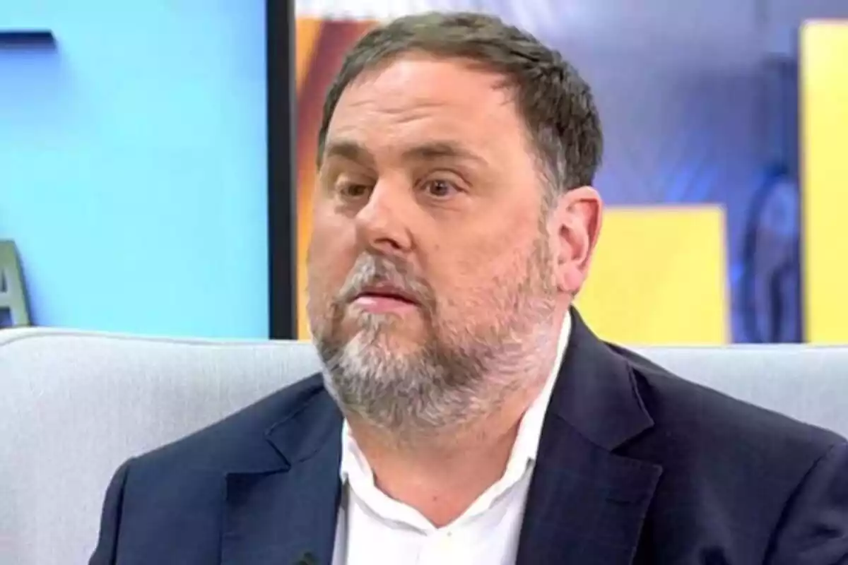 Plano medio corto de Oriol Junqueras sentado en un sillón del programa de las mañanas de Telecinco