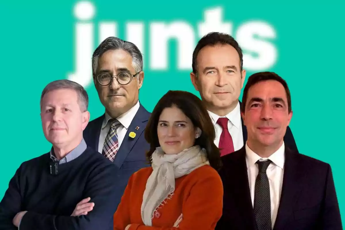 Cinco personas posan frente a un fondo turquesa con la palabra junts desenfocada Cinco personas posan frente a un fondo turquesa con la palabra junts desenfocada