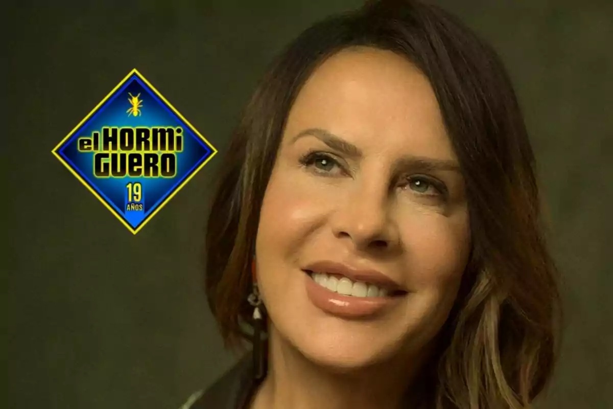 Karla Sofía Gascón sonriendo con el logo del programa "El Hormiguero" que celebra 19 años.