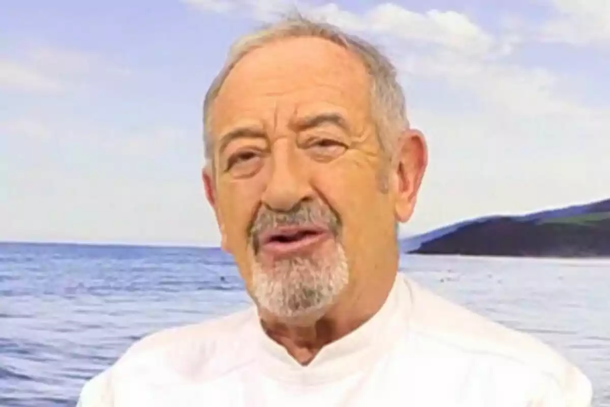 Karlos Argüiñano con barba y cabello canoso sonríe frente a un fondo de mar y cielo azul en Cocina abierta