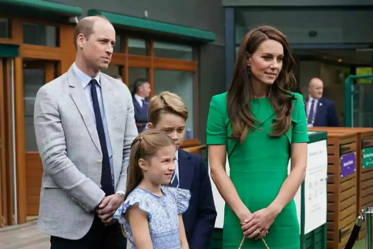 Imagen con Kate Middleton y el Príncipe Guillermo junto a sus hijos saliendo de un partido de Tennis de Wimbledon