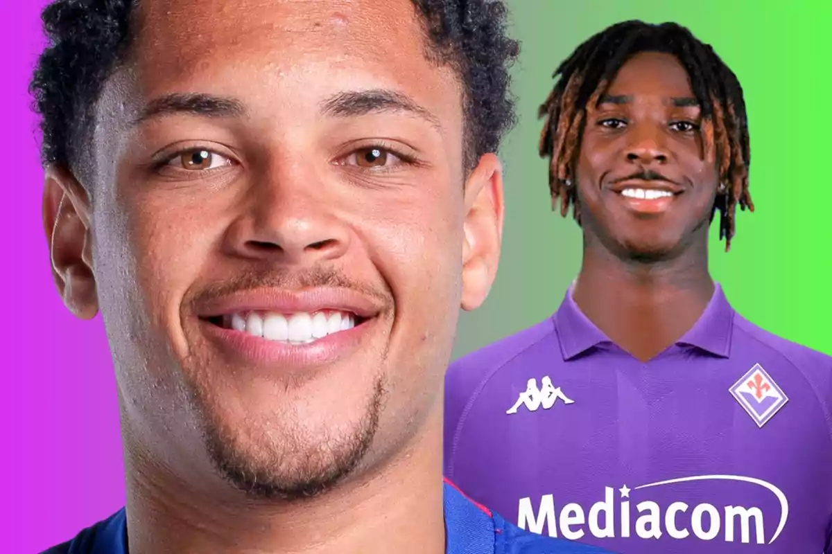 Dos jugadores de fútbol sonrientes, uno con una camiseta azul y otro con una camiseta morada de la Fiorentina.
