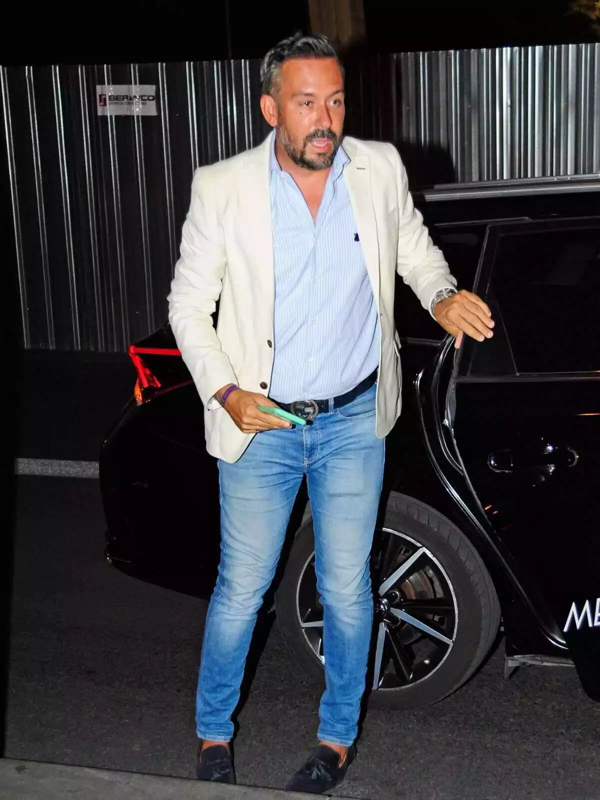 Kike Calleja bajando de un coche negro en el cumpleaños de Terelu Campos en Madrid Kike Calleja bajando de un coche negro en el cumpleaños de Terelu Campos en Madrid