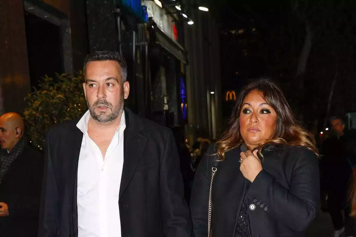 Kike Calleja con camisa blanca y Raquel Abad cogiéndose la chaqueta serios y mirando a un lado Kike Calleja con camisa blanca y Raquel Abad cogiéndose la chaqueta serios y mirando a un lado