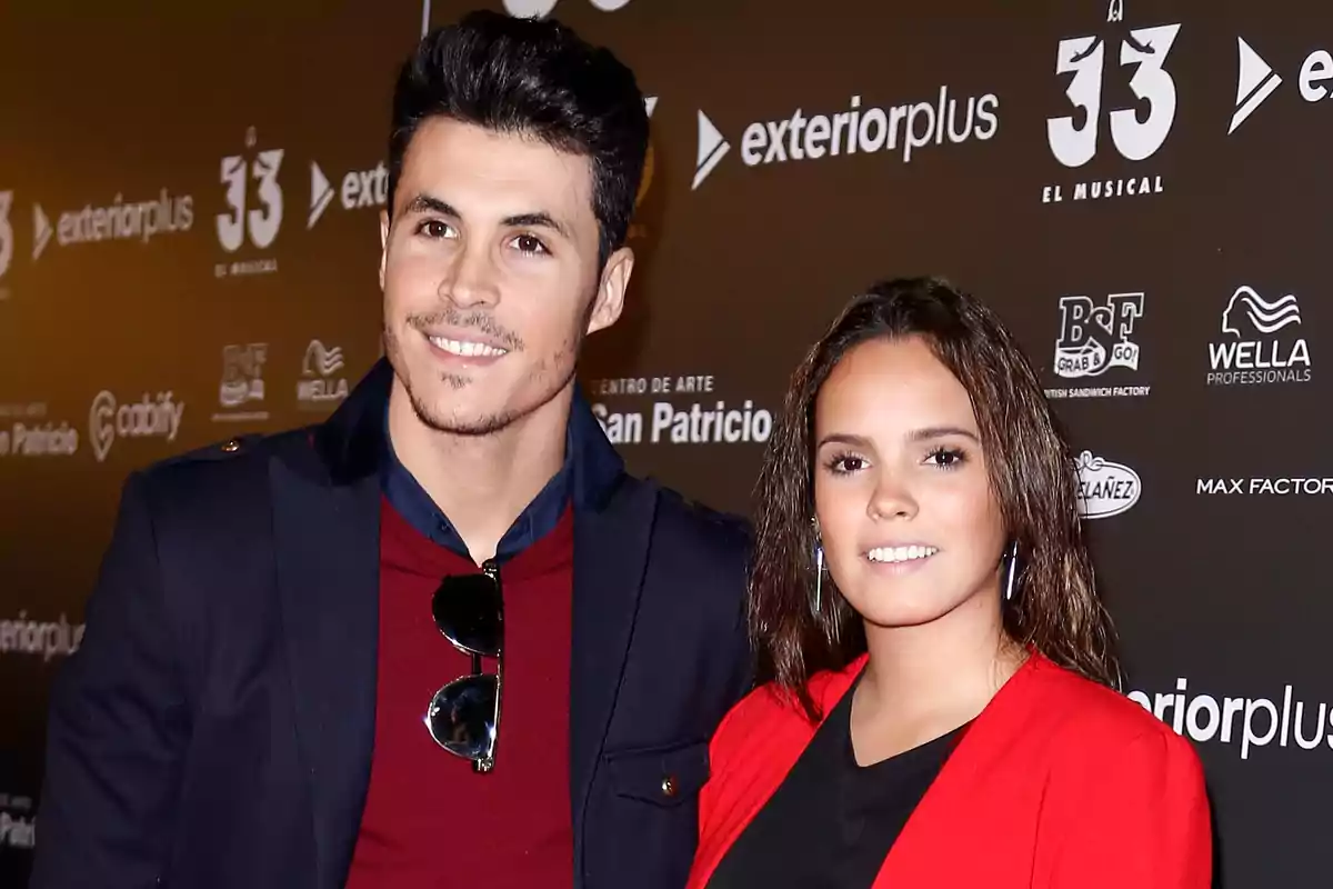 Kiko Jiménez y Gloria Camila posan juntas en un evento con un fondo de logotipos y marcas. Kiko Jiménez y Gloria Camila posan juntas en un evento con un fondo de logotipos y marcas.