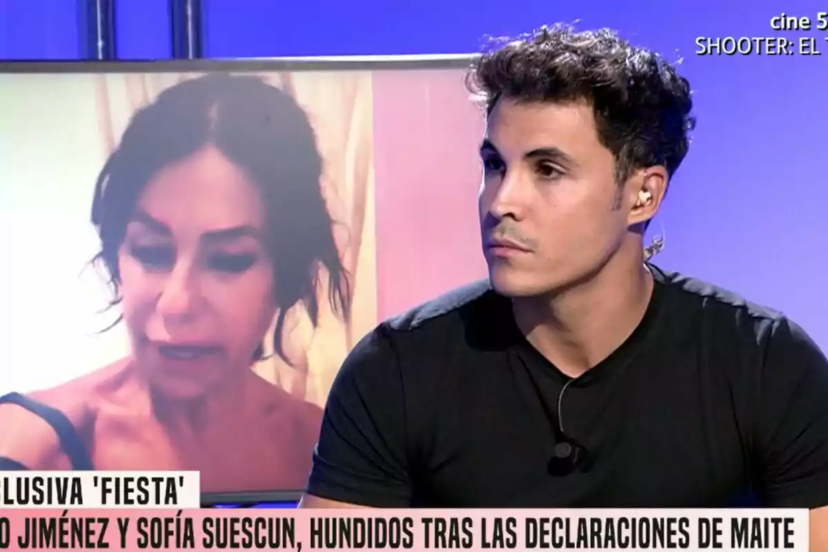 Captura de Kiko Jiménez que está sentado en el plató de Fiesta frente a una pantalla que muestra a Maite Galdeano, con un texto en la parte inferior que dice: "EXCLUSIVA 'FIESTA' KIKO JIMÉNEZ Y SOFÍA SUESCUN, HUNDIDOS TRAS LAS DECLARACIONES DE MAITE".