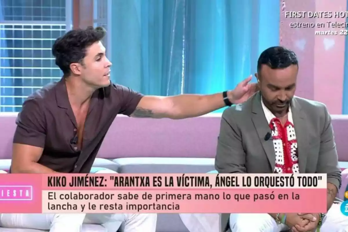 Captura de Kiko Jiménez y Luis Rollán están sentados en un sofá durante Fiesta, uno de ellos está tocando el hombro del otro mientras hablan sobre un tema que aparece en un subtítulo en la pantalla. Captura de Kiko Jiménez y Luis Rollán están sentados en un sofá durante Fiesta, uno de ellos está tocando el hombro del otro mientras hablan sobre un tema que aparece en un subtítulo en la pantalla.
