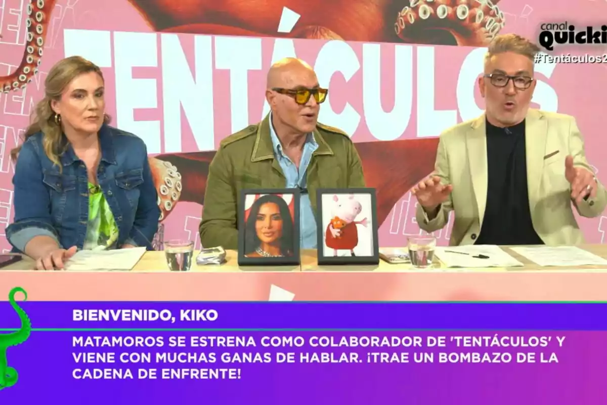 Carlota Corredera, Kiko Matamoros y Kiko Hernández están sentadas en un set de televisión con un fondo que dice Carlota Corredera, Kiko Matamoros y Kiko Hernández están sentadas en un set de televisión con un fondo que dice