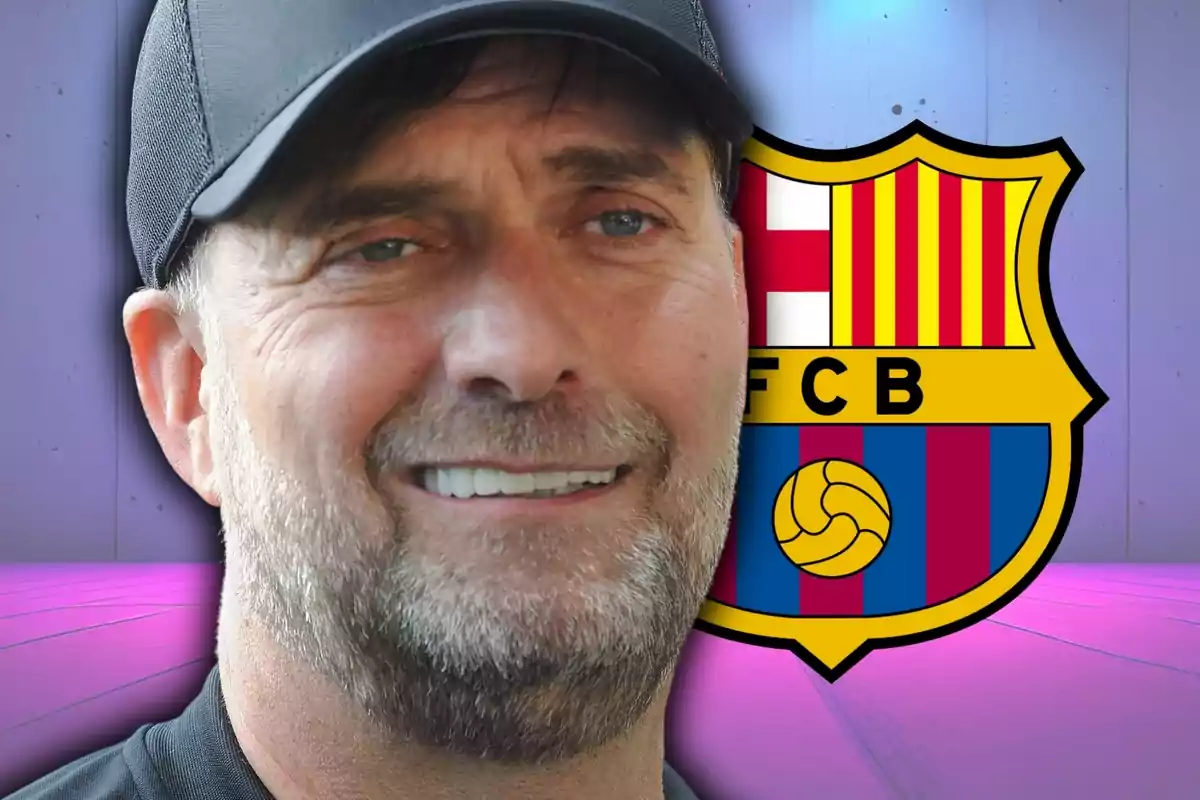 Un hombre con gorra negra sonríe frente al escudo del FC Barcelona.